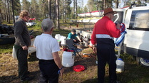 Kemihaaraan lauantai-iltana päästyämme pystytimme leirin hienolle mäntykankaalle ja aloitimme ruokailun valmistelun. Aimo, Matti, Kalevi ja Jukka.