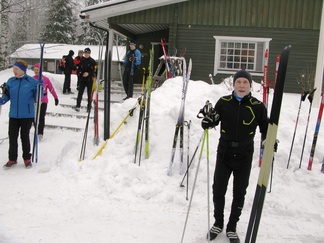Lehtolan ulkoilumajalle ehdittyään hiihtäjät pitivät tankkaustauon.