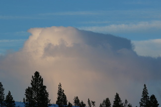 Taivaanrannassa oli uhkea pilvi.