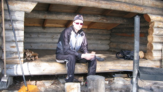 ...joten paussi on paikallaan laavulla. Syytä on ottaa myös kulaus juomapullosta!