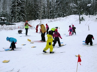 Lauantaina 23.2. muumien hiihtokoulu alkoi leikillä, jossa oli kaksi joukkuetta: keltaiset ja siniset. Keltaiset yrittivät kääntää mahdollisimman monta palasta keltaiseksi ja siniset tietenkin toisin päin. Keltaiset voittivat!