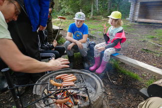 Nuotiolla käristettiin makkaraa