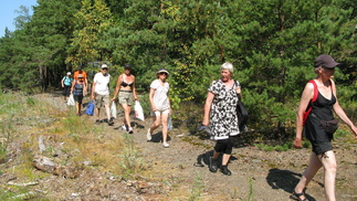 Palailimme kaivon ja tunnelin kautta leiriin.