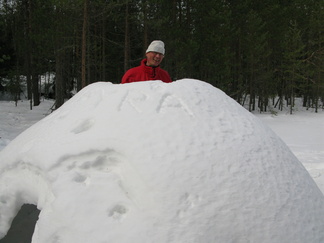 Liekö partiolaiset tehneet Kaksoislammen jäälle lumesta majoitteen. No, kattoon oli varmaan käytön jälkeen puhkaistu aukko.