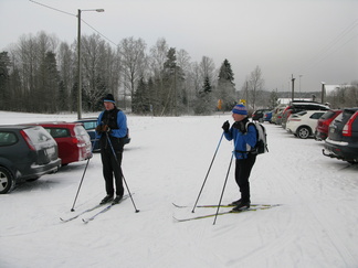 Hyppärän P-paikan opastaululle kokoonnuttiin lähtöä varten