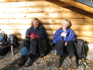 Laavun seinustalla saattoi ottaa vielä aurinkoakin eväiden nauttimisen lomassa.