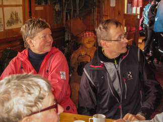 PuuKaisa tarjoili pannustansa kaffetta...