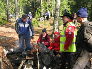 Nuotiopuut olimme tuoneet mukanamme, sillä Piilolammen pohjoispäässä ei ole virallaista tulentekopaikkaa.