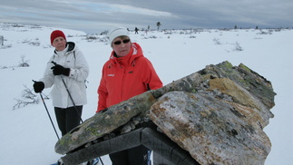 Kivikatto luontopolun opastetaulun suojana.