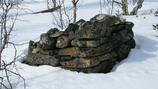 Jokivarressa on joskus ollut varmaan joku tupanen. Liekö kullankaivajien rakentama?