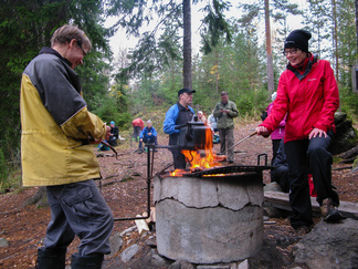 Toiset retkeilijät olivat tehneet laavulle valmiiksi tulet