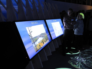 Esitys luontokohteesta tapahtuu suurehkolla videonäytöllä.