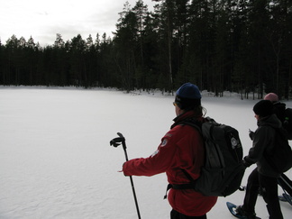Kaksoislampia on tietenkin kaksi. Tässä mennään Usmijärven puoleisen jäällä.