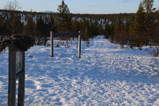 Luontopolun voi talvella kiertää vaikkapa lumikengillä ja aamuvarhaisella myös vaikka lenkkitossuilla, jos on hankikanto.