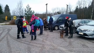 Hevostallien parkkipaikalta lähdettii taivaltamaan 18 stressaantuneen kanssa.