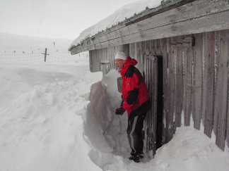 Lunta oli tupruttanut runsaasti kämpän ovensuulle. Lapio oli tietenkin viety kämpän sisäpuolelle, joten ensin piti oven edestä kuopia lumi käsi- ja monopelillä pois. Lopppu viimeisteltiin sitten lapiolla.