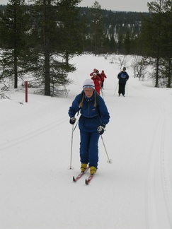 Airi, Eila ja Timo suuntasivat suksensa kärjet kohti Ahopäätä.