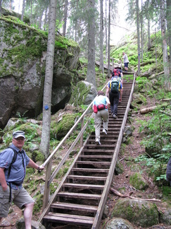 Haukkalammen kierros on noin 4 km pitunen. Parissa kohtaa oli portaita..