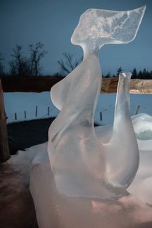 Varsin moni kävi kastautumassa aamuin-illoin avannossa Kuurankaltiossa. Uimareita oli vartioimassa avannon reunalla jäinen merenneito.