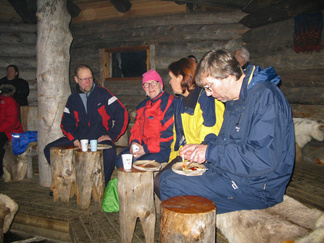 Illalla paistoimme turvekammissa lettuja.