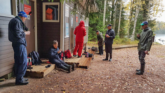 Satoi. Lisäsimme sadevaatetusta ja hörpimme kuumaa juotavaa.