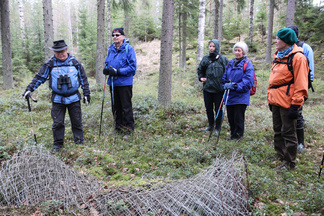 Kytäjän metsässä on jäänteitä peura-aidasta. Kytäjälle istutettiin  Ruotsista vuosina 1953-1954 tuotuja kuusipeuroja. Kuusipeuran istutuskokeiluja on tehty myös Inkoossa ja Paraisilla, mutta Kytäjän tienoon kuusipeurakanta lienee suurin.