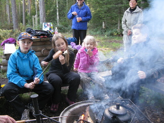 Välillä paahdettiin vaahtokarkkeja. Ja savustettiin silmiä.