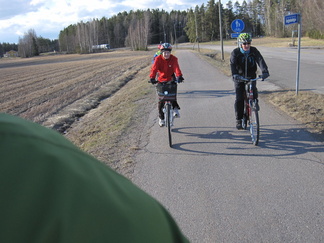 Ridasjärven kylää halkoo maantie. Onneksi osan matkaa voidaan käyttää kevyen liikenteen väylää.