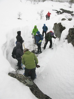 Pidimme evästauon lumivallin väliin jääneessä painanteessa.