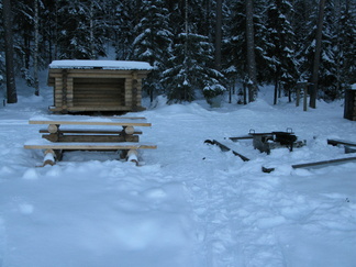 Kypärälammella on nuotiopaikalla nyköttänyt syksystä lähtien myös laavu