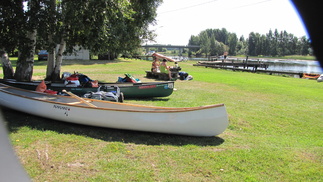 Alvettulassa odotamme autoja.

