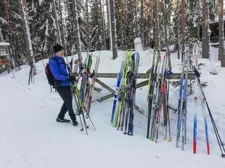 Hiihtäjiä Usmin suunnalla oli runsaasti. Useimmat varmaan poikkesivat Ladun majalla.