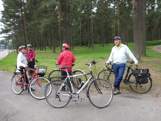 Lähtöä varten kokoonnuimme Härkävehmaan kentän P-paikalle.