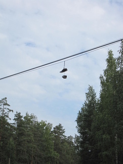 Jonkin matkamiehen kenkäpari on joutunut puhelinlangoille Erkylään johtavan tien risteyksessä.