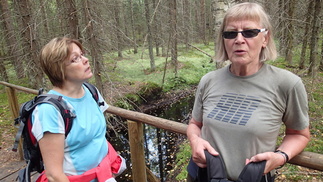 Tytöillä oli aikaa taas vaihtaa kuulumisia. Sinikka tosin kivahti, ettei ainakaan niitä irvistyskuvia saisi nettiin heittää...