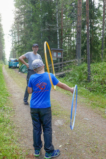 Osaavatpa vannetta pyörittää nuoremmatkin.