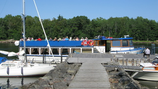 Länsisataman laituriin oli saapunut Vikla III, jonka yläkannelle asetuimme odottamaan lähtöä kohti Tammion saarta ja edelleen Haminaa.