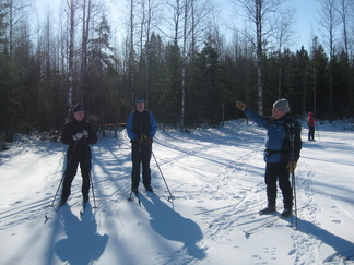 Tuohon suuntaan jatkuu matka! Pikku-Piilolammen päässä tavattiin lumikenkäilijöitä.