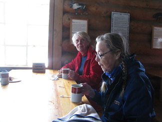 Tässä hörpitään kahvia Luulammen päivätuvalla.