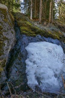 Paannejäätä oli vielä helteestä huolimatta näkyvissä Kiiskilammelta lähdettyämme.