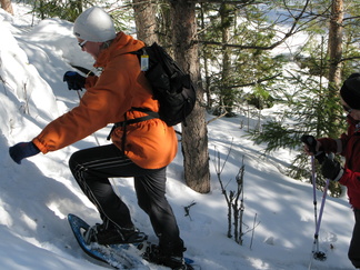Jänöjussihan laulussa uhosi, kuinka mäkeä lasketaan. Sinikka näyttää kuinka mäki noustaan ylös!