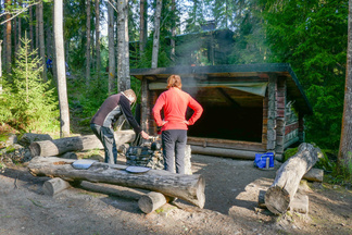 Laavulla paistettiin illalla letuuja ja valmistettiin hiillosmuikkuja