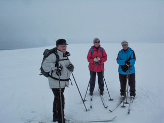 Niilanpäänkiertäjät tauolla tunturin lakitasanteella.