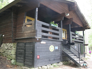 Partiolaisten tupa Haukkalammella oli auki. Tuvalla oli mahdollisuus kahvitteluun ja siellä opastettiin puistossa kävijöitä.