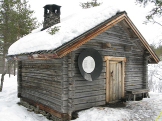 Tässä taitaa olla varsinainen kummituskämppä, eli suurempi tupanen tuon pikkukämpän läheisyydessä. Nämä molemmat kämpät löytyvät muutaman sadan metrin päästä Saariselän keskustasta, kuitenkin ladun varresta.