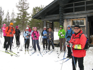 Joukko on tankannut mehua ja munkkeja ja on valmis palaamaan Kiilopäälle.