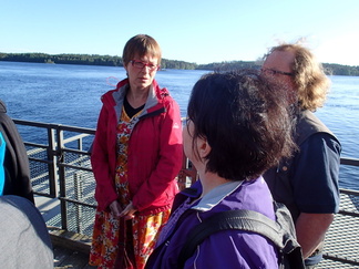 Melajuhlien jonossa.