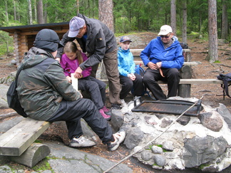 Eväät oli otettu mukaan, siksipä ryhdyimme taas tulentekoon.