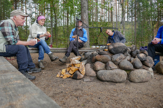Joustniemen puolessavälissä on tulentekopaikka puuvajoineen