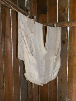 Nykynuorisolle tiedoksi. On ne housut ennenkin olleet rikki!